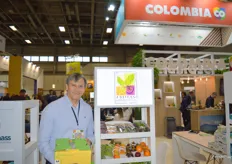 Alvaro Galeano con una caja de algunos productos de Frutas Comerciales, que expuso varias frutas en la feria.